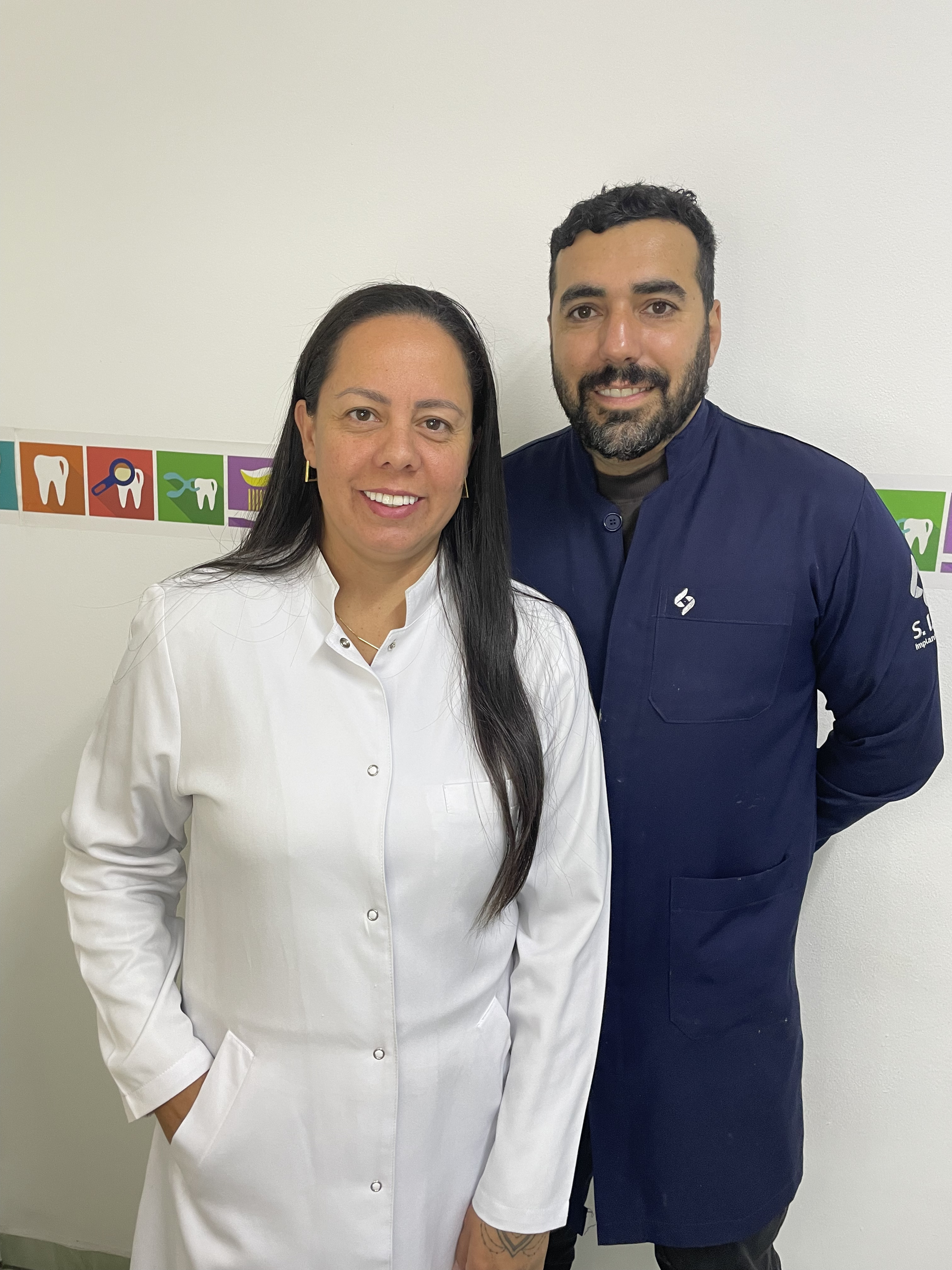 Dr. Anderson e Dra. Juliana, especialistas da J&M Odontologia
