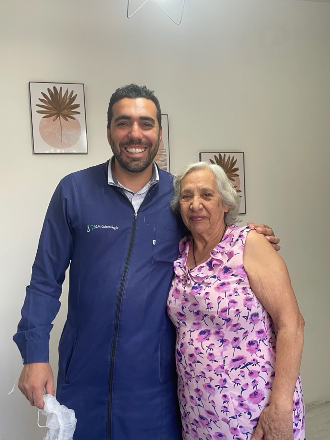 Paciente sorrindo após tratamento J&M Odontologia