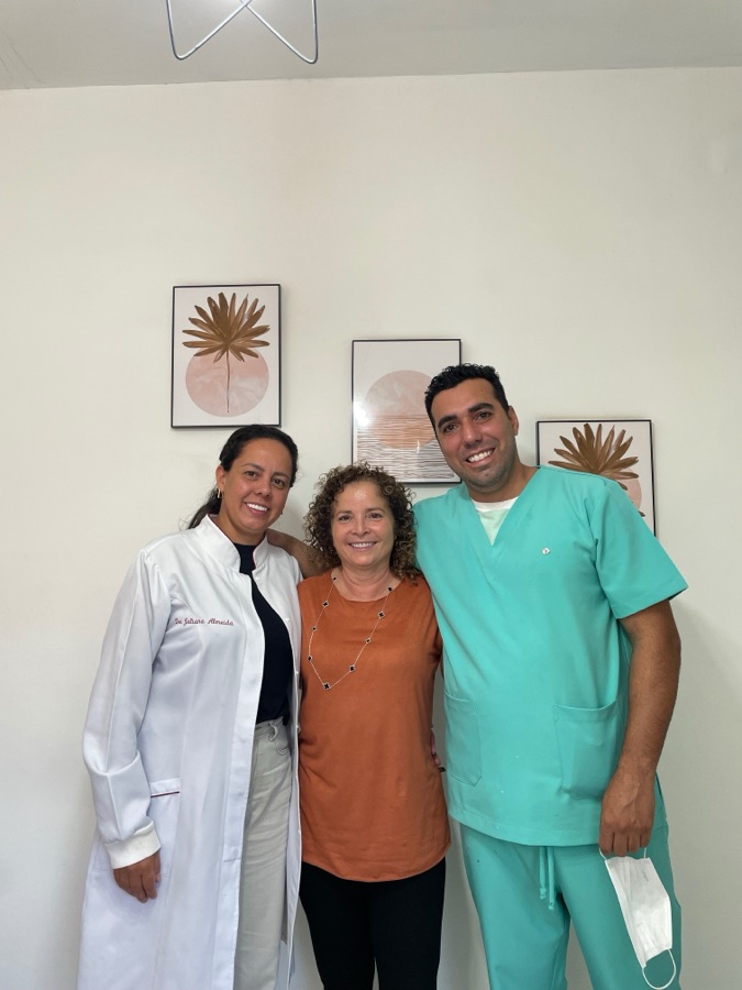 Paciente sorrindo após tratamento J&M Odontologia