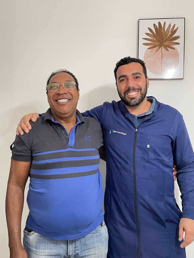 Paciente sorrindo após tratamento J&M Odontologia