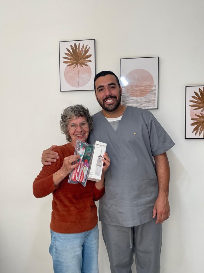 Paciente sorrindo após tratamento J&M Odontologia