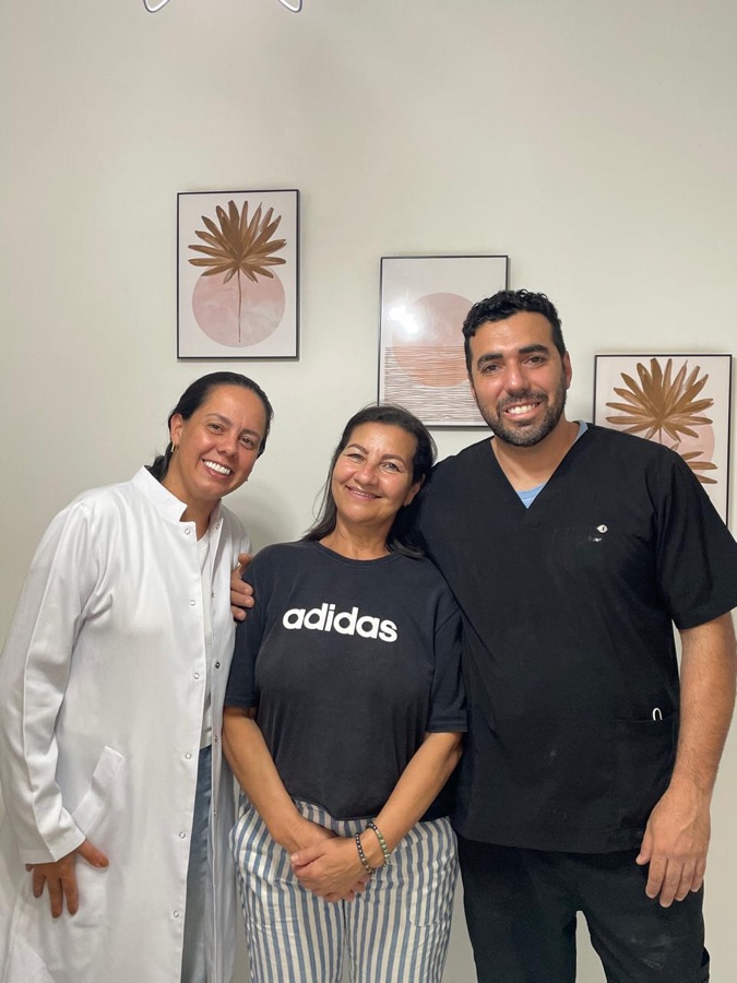 Paciente sorrindo após tratamento J&M Odontologia