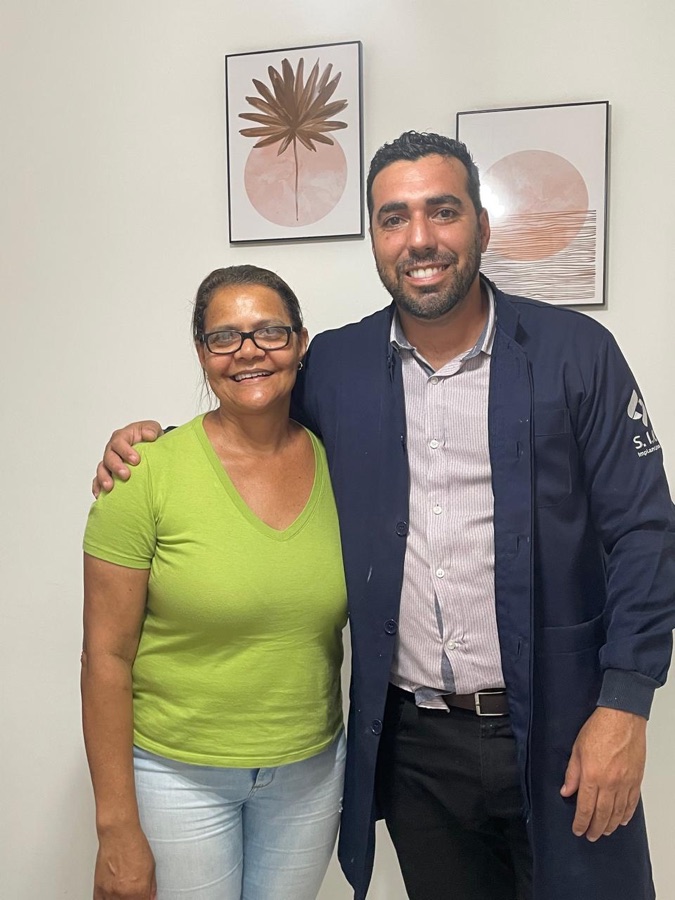 Paciente sorrindo após tratamento J&M Odontologia