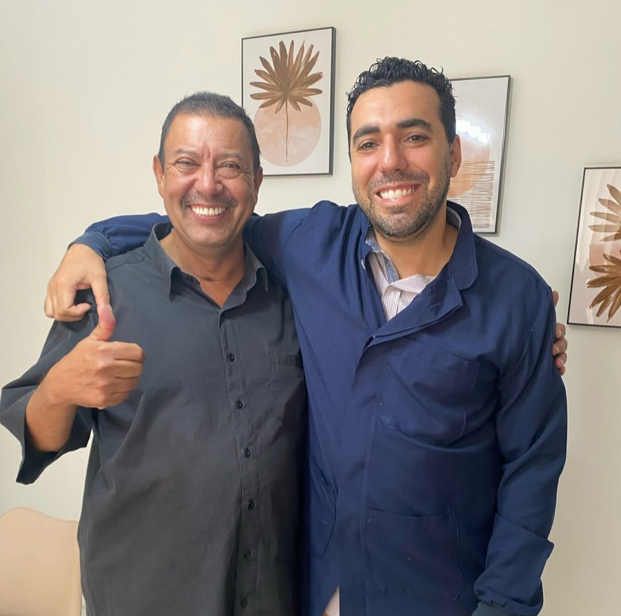 Paciente sorrindo após tratamento J&M Odontologia