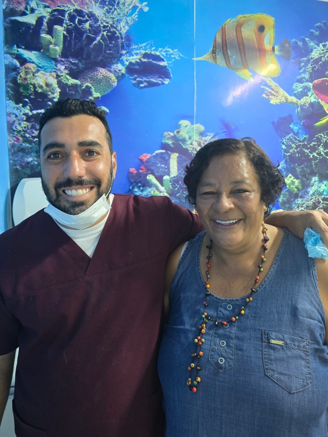 Paciente sorrindo após tratamento J&M Odontologia